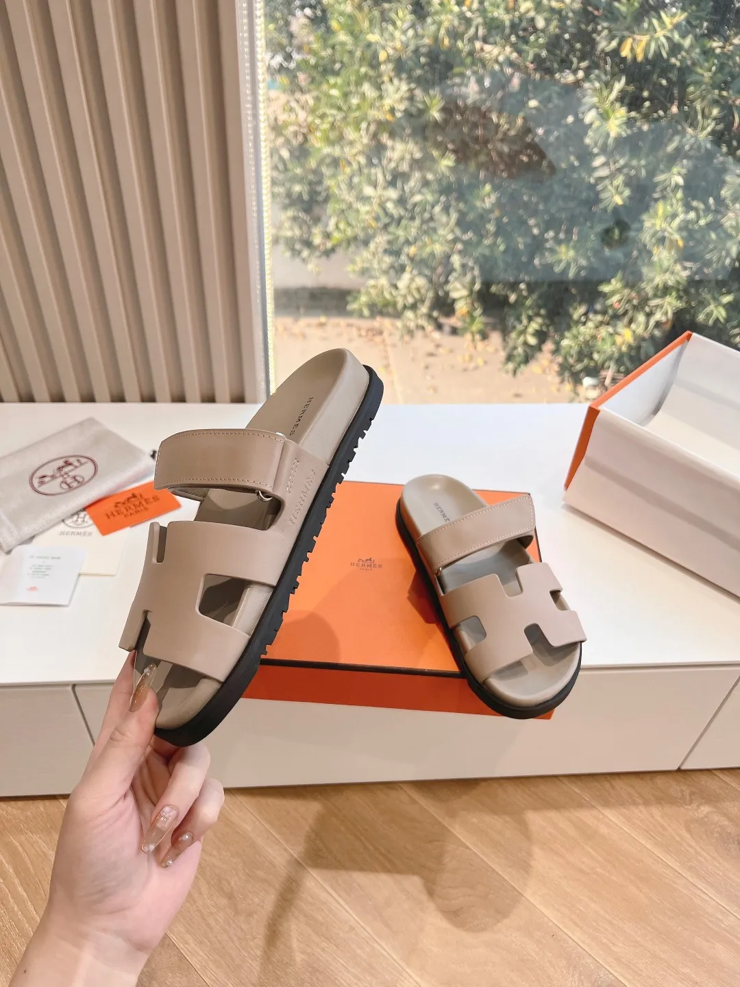👟👟Ex-factory price 440👟👟 Men's size +10 H family 2024 spring and summer new style HERMES Hermes' recently popular couple's shoes, pig nose angle sandals and slippers, paired with various colorful socks, extremely trendy. Upper lining: imported original material. Outsole: non-slip and wear-resistant outsole. Size: Female 35-42 (40/42 non-returnable and non-exchangeable) Men’s size: 39-45 (45 is non-refundable and non-exchangeable)